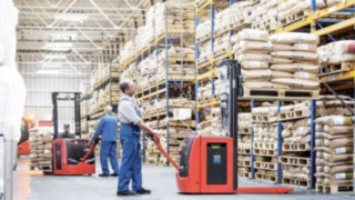 Linde pallet stacker with Linde Li-ION batteries in use in the warehouse Linde pallet stacker with Linde Li-ION batteries in use in the warehouse