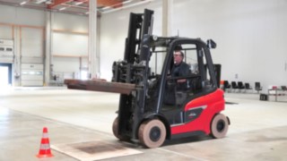 Mitte des Jahres kommt mit den Modellen X20 – X35 ein Elektrostapler auf den Markt, dessen Performance und Robustheit die verbliebene Leistungslücke zum Verbrenner endgültig schließt. Staplerexperte Theo Egberts testet den X20 - X35 von Linde.