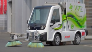 Bei Kommunalmaschinen wie Kehr- und Putzfahrzeugen, kleinen Müllwagen oder Forstmaschinen ist die Nachfrage nach Elektrolösungen groß. Hybridkehrmaschine von Val'Air mit Antriebstechnik von Linde eMotion