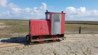 Alte Lorenbahn mit Dieselantrieb Alte Lorenbahn auf der Hallig mit Dieselantrieb